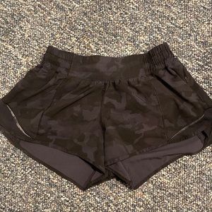 Hotty Hot 2.5” Lululemon Shorts Size 4, Black Camo